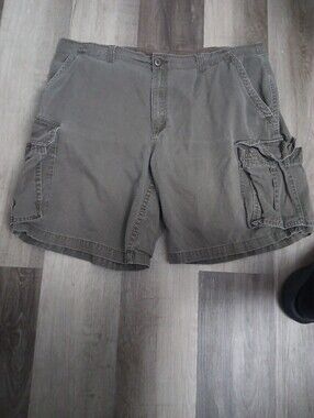 Men's Size 42 Cargo Shorts in Dark Gray Vintage Faded Glory